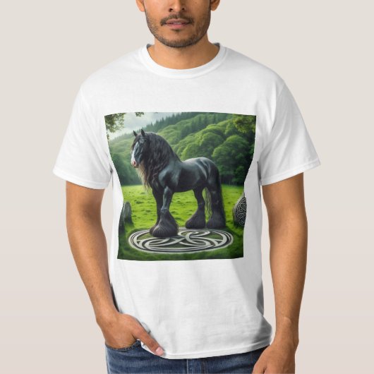 Caballo Negro sobre Trisquel Celta: Fuerza y Miste T-Shirt (Vorderseite)