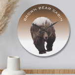 Cabin Mountain Home Decor Brown Bear Große Wanduhr<br><div class="desc">This design may be personalized in the area provided by changing the photo and/or text. Or it can be customized by clicking Personalize this Template and then choosing the click to customize further option and delete or change the color of the background, add text, change the text color or style,...</div>