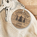 Cabin Rustic Wood Family Name Personalisiert Schlüsselanhänger<br><div class="desc">Rustikales Holz und Waldbäume landschaftliches Design personalisiert mit Ihrem eigenen Text. Ideal für Familien-Hütten oder Verleihhhütten und Natur-Retreat-Immobilien. Kontaktieren Sie den Designer über den Zazzle Chat oder makeitaboutyoustore@gmail.com ,  wenn Sie ein verändertes Design oder ein anderes Produkt wünschen.</div>