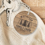 Cabin Rustic Wood Family Name Personalisiert Schlüsselanhänger<br><div class="desc">Rustikale Holz- und Waldbäume entwerfen personalisiert mit Ihrem Namen und FAMILY CABIN,  einschließlich dem Jahr festgelegt Datum oder anderen Text. Kontaktieren Sie den Designer über den Zazzle Chat oder makeitaboutyoustore@gmail.com ,  wenn Sie ein verändertes Design oder ein anderes Produkt wünschen.</div>