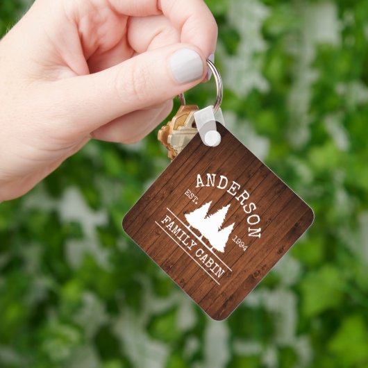 Cabin Rustic Wood Family Name Square Schlüsselanhänger (Hand)