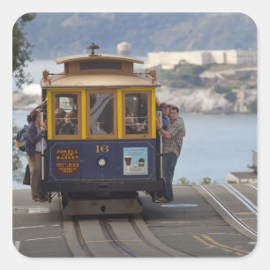 Cable Car umarmt die Hyde Street in San Quadratischer Aufkleber