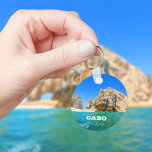 Cabo San Lucas Mexico Beach Der Arch Schlüsselanhänger<br><div class="desc">Dieses Design entstand durch digitale Kunst und kann in dem Bereich personalisiert sein, der durch das Ändern des Fotos und/oder Textes zur Verfügung gestellt wird. Oder Sie können es anpassen, indem Sie den Mausklick auswählen, um weitere Optionen anzupassen, um die Farbe des Hintergrunds zu löschen oder zu ändern, Text hinzuzufügen,...</div>