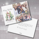 Cactus Snowman Foto Frohe Weihnachten<br><div class="desc">Horizontal Frohe Weihnachtskaktus Snowman Foto Holiday Card. Fügen Sie Ihren Urlaubsszenarien eine festliche Drehung mit diesem skurrilen Design mit einem Aquarellsnowman, umgeben von grünen Kakteen und Sukkulenten, die alle mit farbenfrohen Urlaubserscheinungen geschmückt sind. Das spielerisch in der Wüste inspiriert Kunstwerk erscheint auf der links Seite, während die rechte Seite Platz...</div>