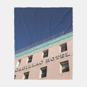 CADILLAC HOTEL GEBÄUDE FLEECEDECKE