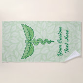 Caduceus mit Blätter Hintergrund Strandtuch (Vorderseite)