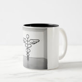 Caduceus Serenity: Ausgewogenheit und Harmonie Zweifarbige Tasse (VorderseiteRechts)