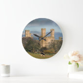 Caernarfon Castle Wales Große Wanduhr (Zuhause)