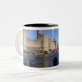 Caernarfon Schloss, Gwynedd, Wales 2 Zweifarbige Tasse (Vorderseite Links)