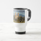 Caernarfon Schloss Wales Travel Mugs. Reisebecher (VorderseiteRechts)