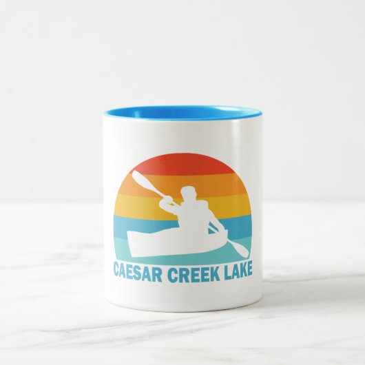 Caesar Creek Lake Ohio Kayak Zweifarbige Tasse (Mittel)