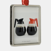 CAF. und Decaf. Kaffee-Töpfe auf Weiß Silbernes Ornament (Rechts)