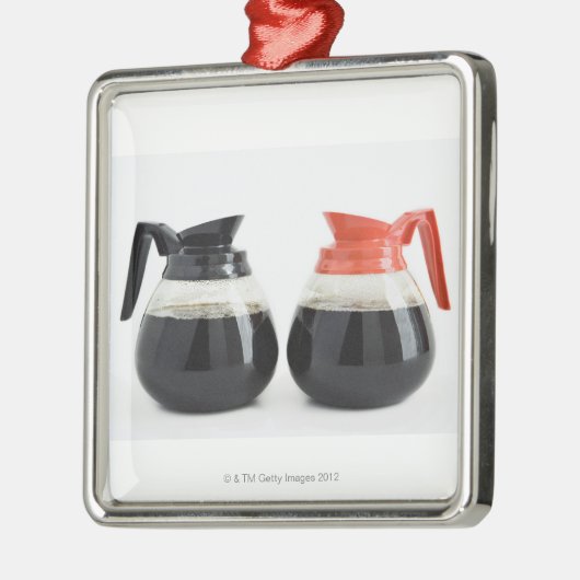 CAF. und Decaf. Kaffee-Töpfe auf Weiß Silbernes Ornament (Links)