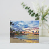 Café am tropischen Strand bei Sonnenuntergang Postkarte (Stehend Vorderseite)