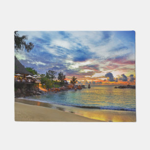 Café auf tropischem Strand am Sonnenuntergang Fußmatte