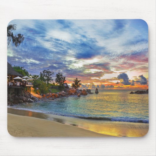 Café auf tropischem Strand am Sonnenuntergang Mousepad (Vorne)