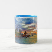 Café auf tropischem Strand am Sonnenuntergang Zweifarbige Tasse (Mittel)