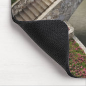 Café im Freien am Fluss Walk und Brücke über Mousepad (Ecke)