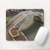 Café im Freien am Fluss Walk und Brücke über Mousepad (Mit Mouse)