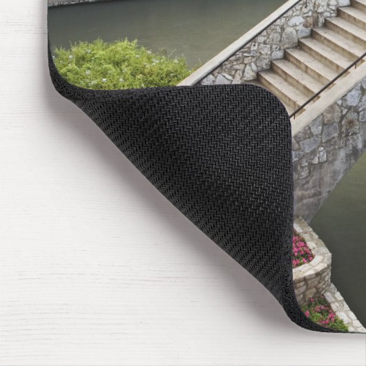 Café im Freien entlang des Flusses Walk und Brücke Mousepad (Ecke)