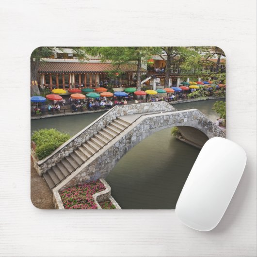 Café im Freien entlang des Flusses Walk und Brücke Mousepad (Mit Mouse)