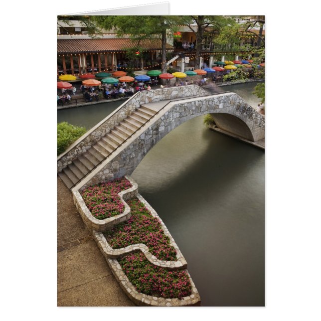 Café im Freien entlang Fluss Walk und Brücke über (Vorne)