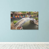 Café im Freien entlang Fluss Walk und Brücke über Leinwanddruck (Insitu (Holzboden))