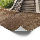 Café im Freien entlang Fluss Walk und Brücke über  Poster (Ecke)