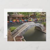 Café im Freien entlang Fluss Walk und Brücke über Postkarte (Vorne/Hinten)