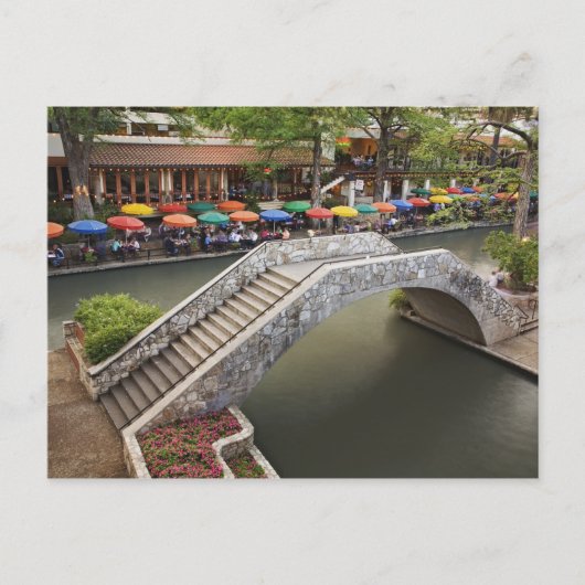 Café im Freien entlang Fluss Walk und Brücke über Postkarte (Vorderseite)