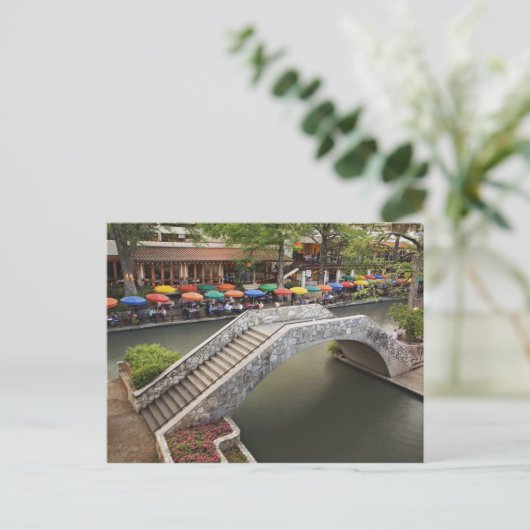 Café im Freien entlang Fluss Walk und Brücke über Postkarte (Stehend Vorderseite)