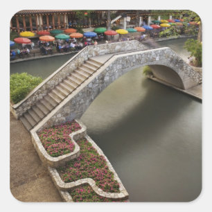 Café im Freien entlang Fluss Walk und Brücke über Quadratischer Aufkleber