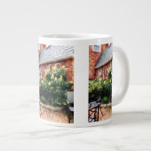 Café im Freien mit Hydrangea Jumbo-Tasse (Vorderseite Rechts)