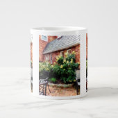 Café im Freien mit Hydrangea Jumbo-Tasse (Vorderseite)