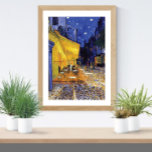 Café Terrasse am Abend Vincent van Gogh Poster<br><div class="desc">Ein Kunstposter mit dem postimpressionistischen Gemälde von Vincent van Gogh (1853-1890),  Cafe Terrace at Night (1888). Erschaffen in Arles,  Frankreich vor einem beliebten Kaffeehaus an der Rue du Palais. Eine Stadtszene mit Sternenhimmel in einem Café im Freien.</div>