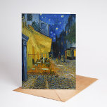 Café Terrasse | Vincent van Gogh Karte<br><div class="desc">Cafe Terrace at Night (1888) von Vincent van Gogh ist eine helle und ikonische Darstellung eines gemütlichen Cafés im Freien in Arles, Frankreich, unter einem Sternenhimmel des Abends. Das lebhafte gelbe Glühen des Cafés kontrastiert wunderbar mit dem tiefblauen Blau der Nacht und schafft ein warmes, einladendes Ambiente. Van Gogh’s ausdrucksvolle...</div>