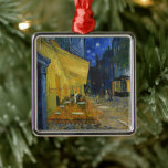 Café Terrasse | Vincent Van Gogh Ornament Aus Metall<br><div class="desc">Cafe Terrace at Night (1888) von niederländischem Post-Impressionisten Vincent Van Gogh. Original Fine Art Malerei ist ein Öl auf der Leinwand,  das eine sternförmige Nachtszene vor einem französischen Café in Arles darstellt. Verwenden Sie die Entwurfstools,  um einen benutzerdefinierten Text hinzuzufügen oder das Bild zu personalisieren.</div>