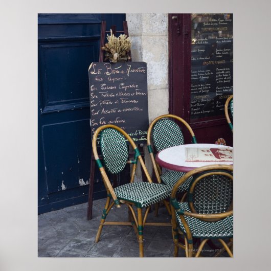 Café-Tisch mit Stühlen aus Zuckerrohr in Paris, Fr Poster (Vorne)