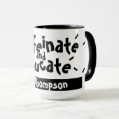 Caffeinate and Educate Funny Sprichwort Lehrer Nam Tasse (VorderseiteRechts)