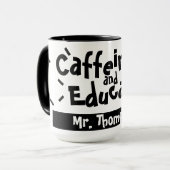 Caffeinate and Educate Funny Sprichwort Lehrer Nam Tasse (Vorderseite Links)