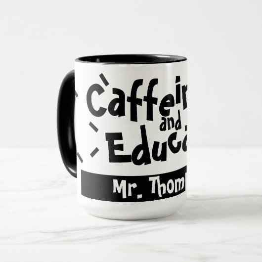 Caffeinate and Educate Funny Sprichwort Lehrer Nam Tasse (Vorderseite Links)