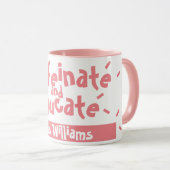 Caffeinate and Educate Funny Sprichwort Lehrer Nam Tasse (VorderseiteRechts)