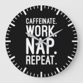 Caffeinate Work Nickerchen Wiederholung - Funny Mo Große Wanduhr (Vorderseite)