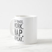 Caffeinate Work Nickerchen Wiederholung - Funny Mo Kaffeetasse (Vorderseite Links)