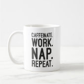 Caffeinate Work Nickerchen Wiederholung - Funny Mo Kaffeetasse (Links)