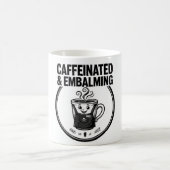 CAFFEINATED & EMBALMING — Lustiger Becher Kaffeetasse (Mittel)