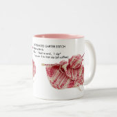 "Caffeinated Garter Stitch" - Pinselpinke Zweifarbige Tasse (VorderseiteRechts)