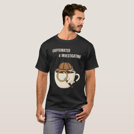 Caffeinated & Investigating | Cozy Mystery Reader  T-Shirt (Vorne ganz)