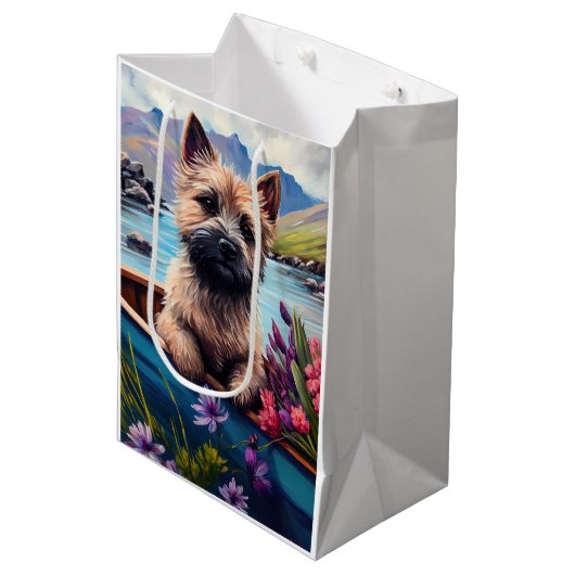 Cairn Terrier auf dem Paddle: Ein Landschaftliches Mittlere Geschenktüte (Vorderseite Schrägansicht)