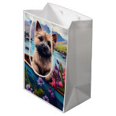 Cairn Terrier auf dem Paddle: Ein Landschaftliches Mittlere Geschenktüte (Rückseite Schrägansicht)